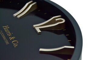 HARRIS & CO. CLOCKMASTERS Silent Sweep Noiseless Technology Analog Wall Clock With Metal Golden 3D Numbers (14 Inch, Black Metal Frame & Dial, Model - Jermyn Street) - Image 4